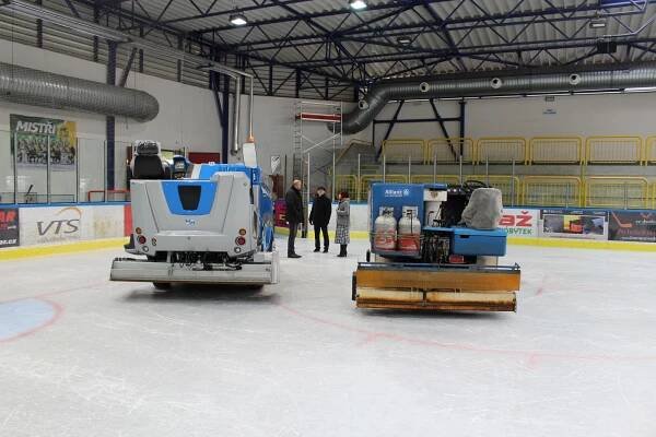 Nová rolba zrychlí úpravu ledu na zimním stadionu - Dvůr Králové nad Labem