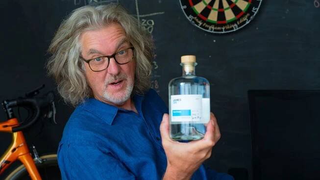 James May se pustil do výroby ginu, nabízet ho bude i ve vlastní hospodě