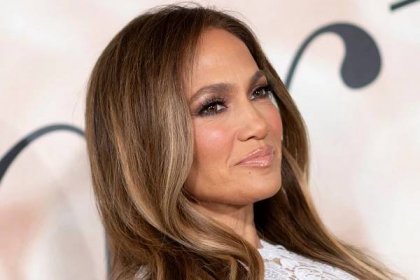 Jennifer Lopez Brought Clean-Girl Hair to Paris — See Photo