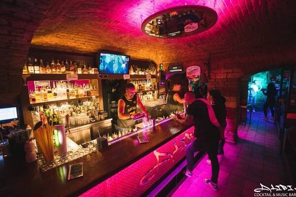 Nejlepší bary v Praze aneb kam si zajít na pekelně dobrý drink | Alkoholium.cz