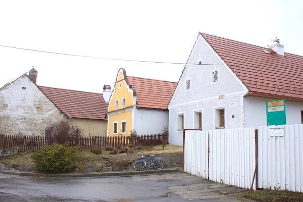 Soubor:Radošovice, průčelí domů.jpg