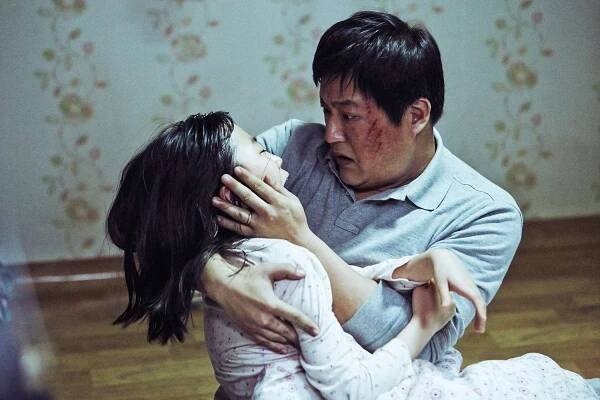 Kwak Do-won as Jong-goo and Kim Hwan-hee as Hyo-jin in 'The Wailing'