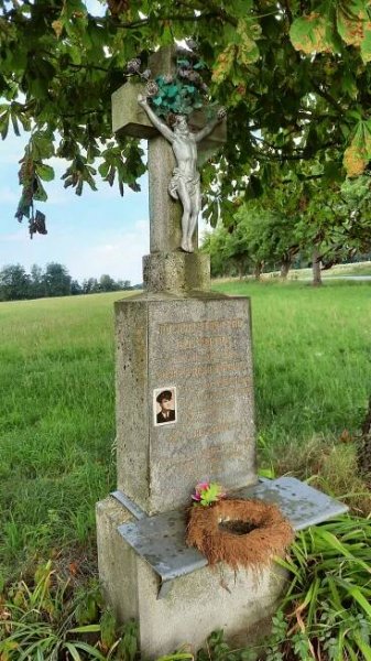 Fotografie - Pomník J. Brávka z Bácovic padlého v boji o rozhlas 5. 5. 1945 - 23.08.2023