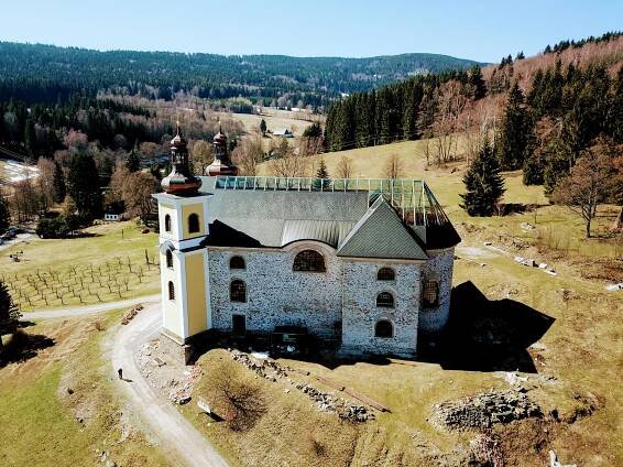 V Neratově začala oprava prosklené střechy kostela za 16 milionů korun