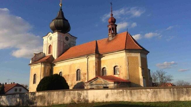 Kolem kostela sv. Vavřince ve Svinčanech býval v minulosti hřbitov | foto: Šárka Rusnáková,  Český rozhlas
