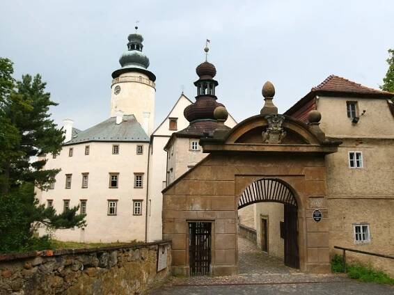 Hrady a zámky v kraji hlásí: Zavíráme. Zákupy chystají prohlídky pro opozdilce