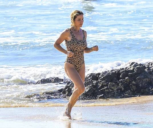 Tu si nenech utéct, Thore! Manželka Chrise Hemswortha Elsa Pataky provokuje dokonalou postavou i v jednodílných plavkách