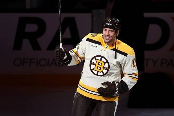 Ve 37 letech snaha o návrat do NHL. Legenda Bostonu podepsala zkušební kontrakt