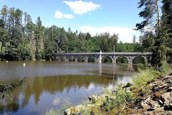 Podívejte se: Hektolitry vody valící se přes Sedlickou přehradu vábí turisty