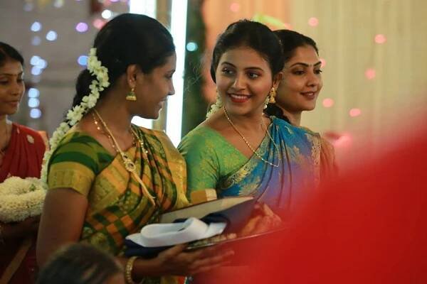 Anjali, Kamalinee Mukherjee - Iraivi - Z filmu