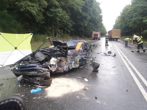 Při dopravní nehodě před Benešovem se dnes umíralo, nehodu nepřežila jedna osoba | POŽÁRY.cz - ohnisko žhavých zpráv | hasiči