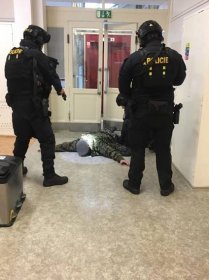 Na poliklinice v Praze zasahovala policie. Muž po hádce s ostrahou vytáhl zbraň