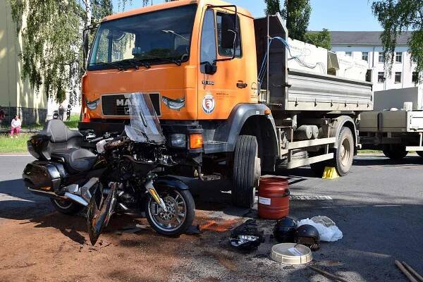 FOTO: V Bruntálu se srazil náklaďák s dvěma motorkáři. Oba jsou ve vážném stavu