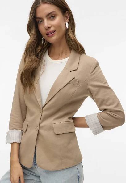 Beige blazer s přizpůsobeným střihem, s jedním knoflíkem a dvěma předními kapsami. Obsahuje podrobnosti se pruhovanými manžetami a měkkou texturovanou tkaninou.