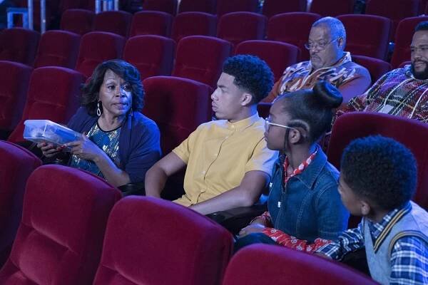 Black-ish - Christmas in Theater Eight - Z filmu - Jenifer Lewis, Marcus Scribner, Marsai Martin, Laurence Fishburne, Anthony Anderson