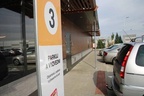 Necelý týden po otevření pobočky řetězce McDonald’s ve Znojmě zájem zákazníků trvá.