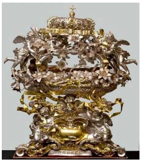 Figure 11. Massimo Soldani Benzi and Grand Ducal Galleria, Reliquary of St. Kazimierz Jagielloriczyk, 1687-1688. Museo delle Cappelle Medicee, Church of San Lorenzo, Florence. Image in the public domain.  more than twice the height of the amber casket it replaced and over six times that of the diminutive monstrance for the Pazzi relics. In contrast to the Prussian workshop’s palimpsestic assemblage of counterfeit spolia, the Galleria’s work in 1687-1688 evinced a markedly more integrated physical and stylistic concept, though not without its own medievalizing archaisms, here translated into a late Baroque language of forms rendered in supple silver and gold. 