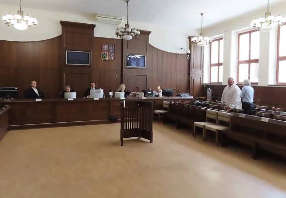 Krajský soud v Českých Budějovicích zahájil ve čtvrtek 30. května dopoledne proces s šestačtyřicetiletým mužem, který měl plánovat těžké ublížení na zdraví své bývalé přítelkyně.