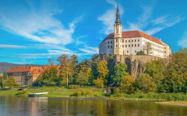 Hotel S-centrum Děčín **** se snídaní/polopenzí, relaxací v sauně a vstupenkami na zámek a do zoo + sekt