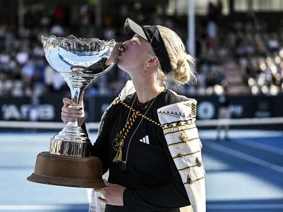 Dánska tenistka Clara Tausonová pózuje s víťaznou trofejou