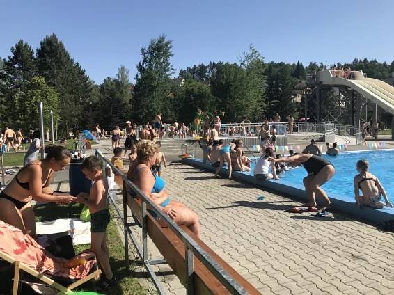 Tropický den na Jiráskově koupališti v Náchodě. Lákadlem je nový dětský bazén