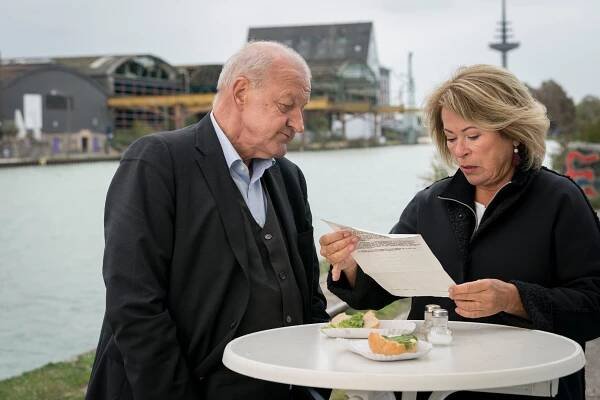 Wilsberg - Die Nadel im Müllhaufen - Z filmu - Leonard Lansink, Rita Russek