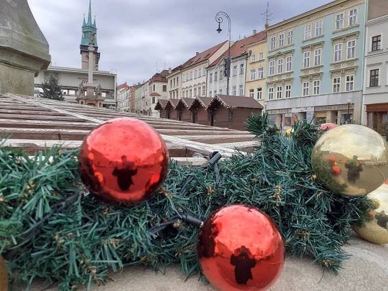 VIDEO: Advent 2024 ve Znojmě. Kluziště na Horním náměstí střídá nová výzdoba