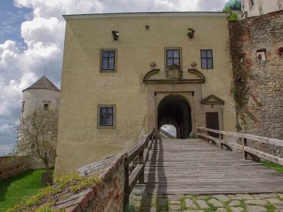 Nedaleko Buchlovic na Zlínsku stojí na vysokém kopci zdaleka viditelný a majestátný hrad Buchlov.