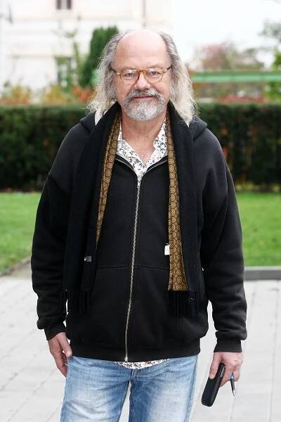Cestování autostopem na vlastní pěst do dalekých zemí je bezesporu nebezpečné. Své by o tom mohl vyprávět muzikant Ondřej Hejma, kterého na íránských hranicích zatkli za nesrovnalosti v dokumentech. Kvůli podezření ze špionáže byl uvězněn a hrozilo mu bičování i trest smrti. Ve věznici si naštěstí odseděl jen dva dny. Vše se totiž vysvětlilo a jediný přečin, kterého se dopustil, bylo propadlé tranzitní vízum.
