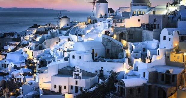 Santorini coby řecký romantický ostrov a návrat turistů po zemětřesení