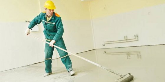 Samonivelační stěrka: způsob, jak vyrovnat podlahu a zároveň ozvláštnit interiér