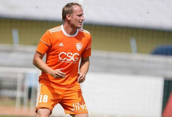 Přípravné fotbalové utkání Národní fobalové ligy mezi MFK Chrudim (v černém) a Sokolem Živanice (v oranžovém) na hřišti v Chrudimi.