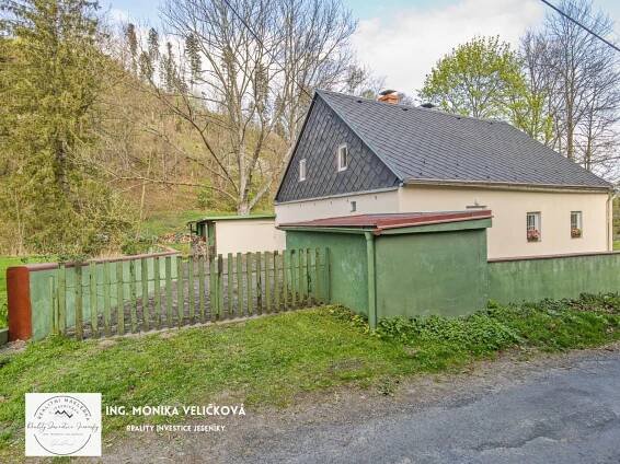 Krásná chalupa v Holčovicích - Komoře, dispozice 5+1, zahrada 843m2 - Ing. Monika Veličková - Reality Investice Jeseníky
