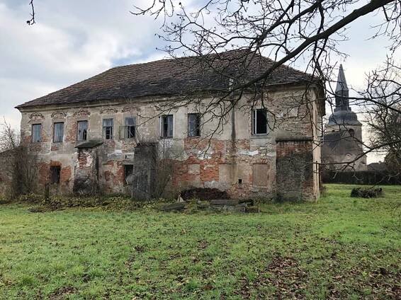 Mizející krása. V ruině z 16. století zbyly jen nádherné stropy