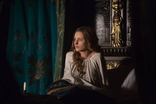 Bílá královna - Král je mrtev - Z filmu - Faye Marsay