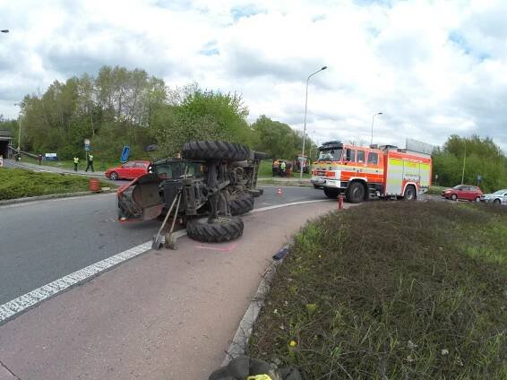 VIDEO: Převrácený traktor blokoval dopravu u vlakového nádraží