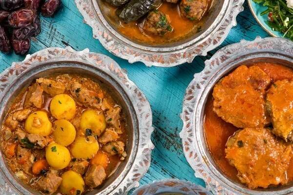 Eid Mubarak Tradiční ramadán Iftar večeře. Různé chutné jídlo v autentických rustikálních jídel na dřevěném modrém pozadí. Turecké bosenské jídlo kebab, pita, Sarma, klepe, sogan dolma. Vysoká kvalita — Stock obrázek