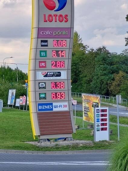 Spor o extrémně levná paliva v Polsku: Je to volební kampaň vládnoucí strany, zuří opozice