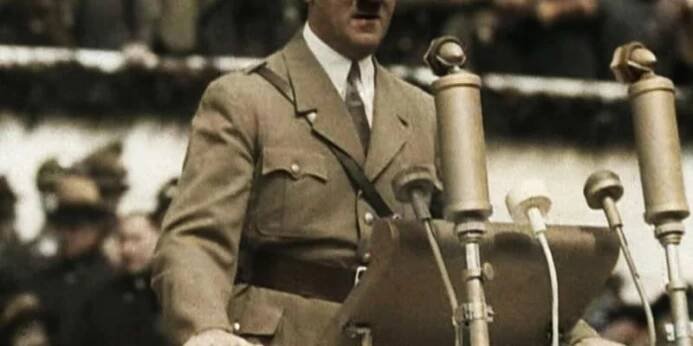 Adolf Hitler při jednom ze svých projevů v 30. letech 20. století