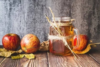 Nápoj z medu a jablečného octa intenzivně vyživí vlasy i pokožku
