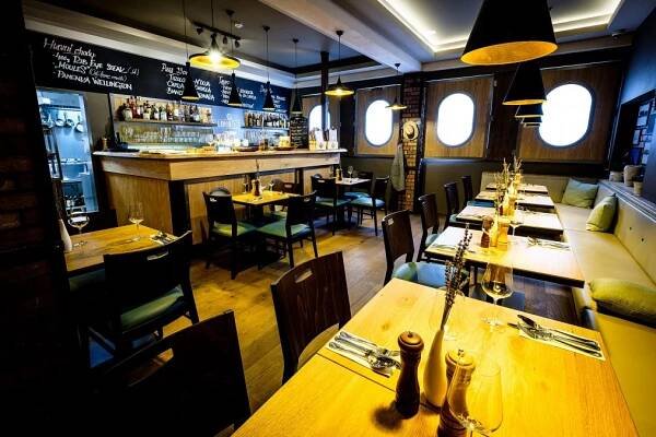 Interiér stoly a bar - restaurace České Budějovice