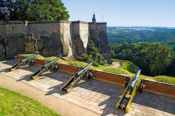 Jen kousek za hranicemi s výhledem na dějiny: Königstein opět vítá české turisty