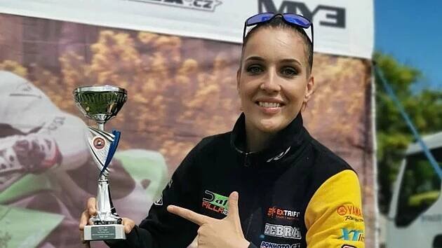Veronika Hankocyová trofejí za závod na Isle of Man