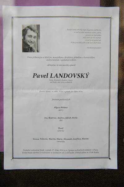 Veřejnost se rozloučila s hercem Pavlem Landovským: Na poslední cestě mu plakalo nebe i Dagmar Havlová s Marií Rottrovou