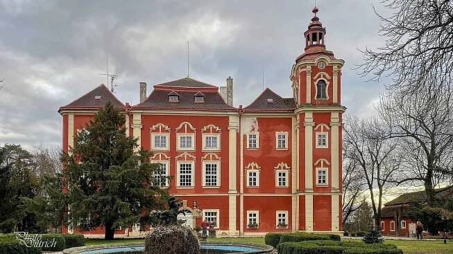 Zámek Dětenice najdou výletníci v Královéhradeckém kraji. Jako jeden z mála zámků má otevřeno i v zimních měsících, byť pouze o víkendech.