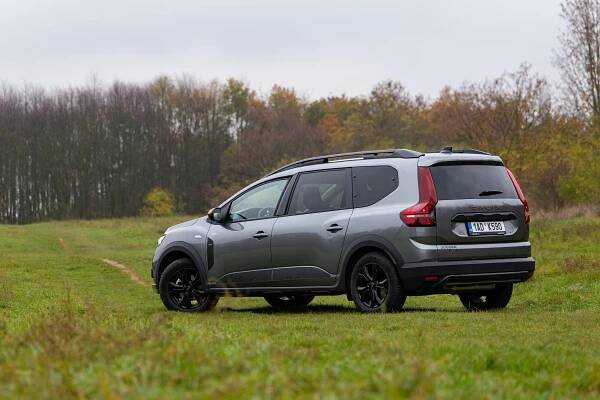 Dacia Jogger Hybrid spojuje úspornost s praktičností. Není ale pro každého, má totiž jednu větší slabinu