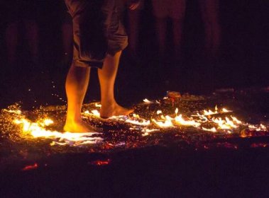 Firewalking, chůze po žhavém uhlí bosýma nohama