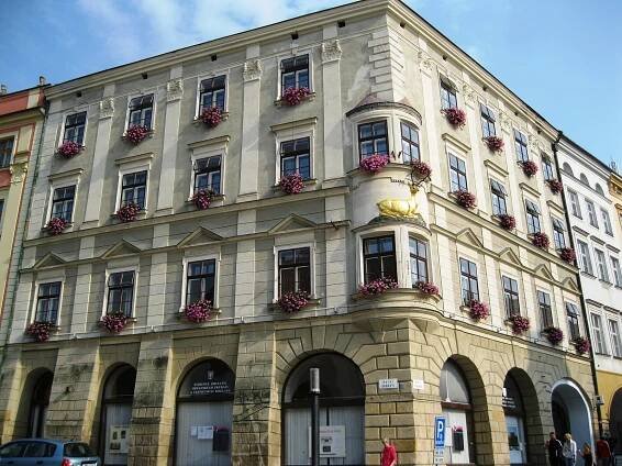 Soubor:Měšťanský dům U zlatého jelena (Olomouc).JPG