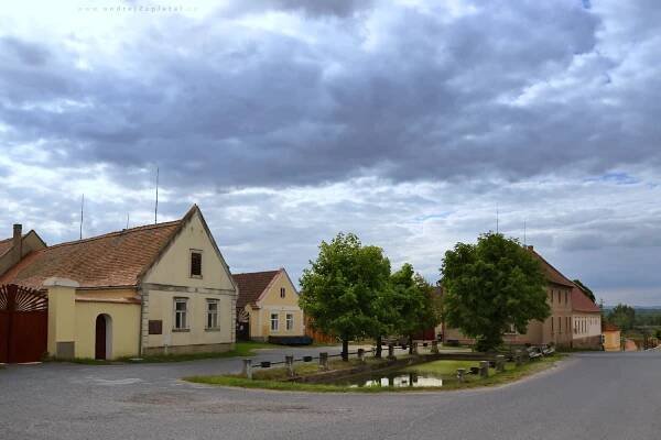 Náves se zelenou nádrží