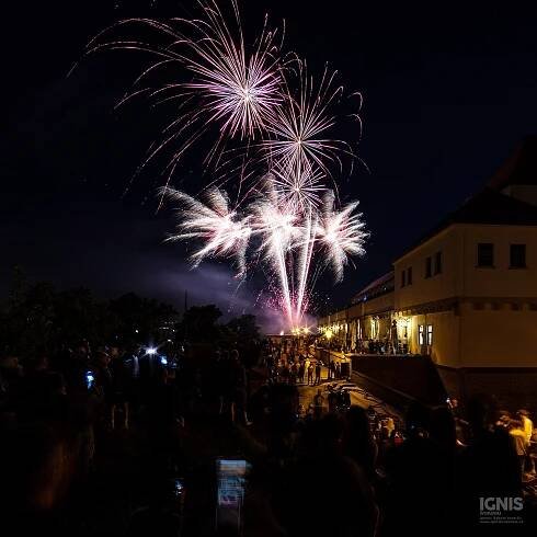 Střet Švédů s Brňany na nebi nad Špilberkem. V Brně začal festival ohňostrojů